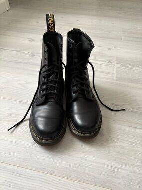Black doc marten women’s